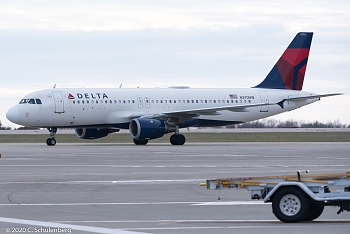 MCI AIRBUS 320-212 N370NW 1999-06-02