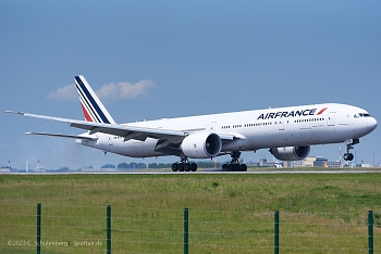 CDG BOEING 777-328ER F-GZNI 2011-03-15