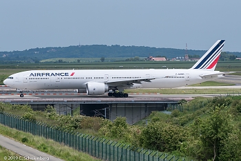 CDG BOEING 777-328ER F-GZNH 2010-11-13