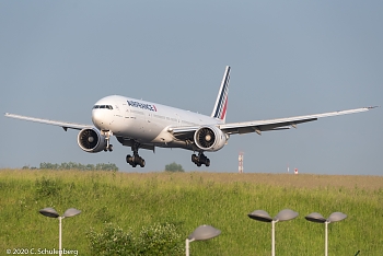 CDG BOEING 777-328ER F-GSQE 2004-09-24