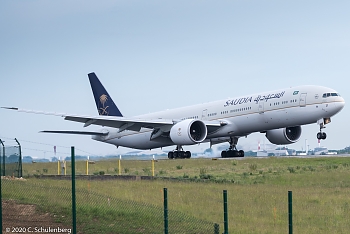 CDG BOEING 777-368ER HZ-AK21 2013-11-11